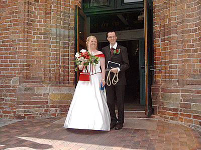 Ralf und Nadine nach der Trauung vor der Ludgerikirche (am 25.06.05)